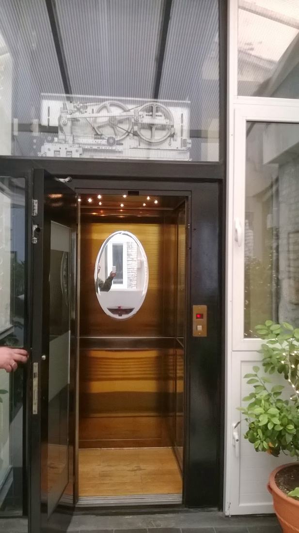 Πόρτα καμπίνας ανελκυστήρα με ξύλο και οβάλ τζαμάκι