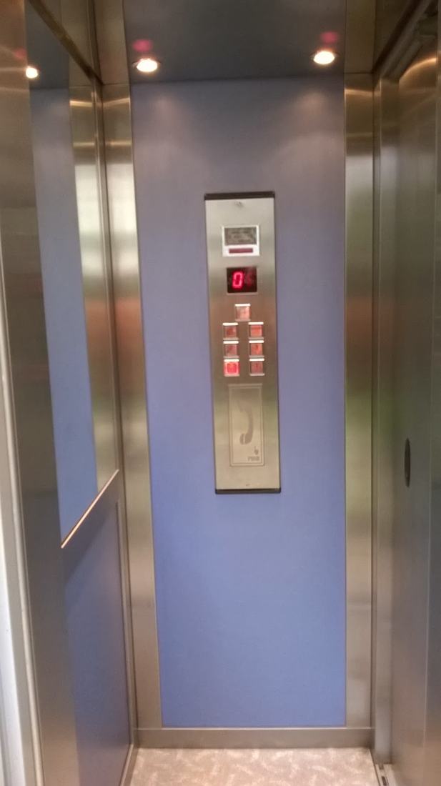 Εσωτερικό καμπίνας με πίνακα κομβίων