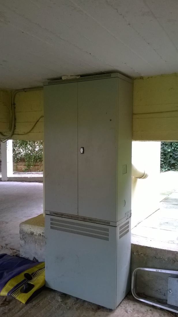 Κλειστή ντουλάπα μηχανοστασίου σε υπόστεγο